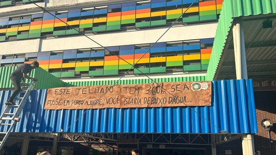 Alunos de escola do Rio marcam as paredes para simular a altura da enchente no RS