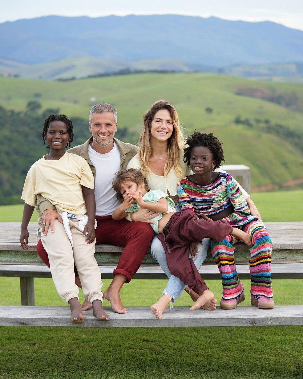 Giovanna Ewbank posou com marido, Bruno Gagliasso, e os filhos — Foto: Reprodução Instagram