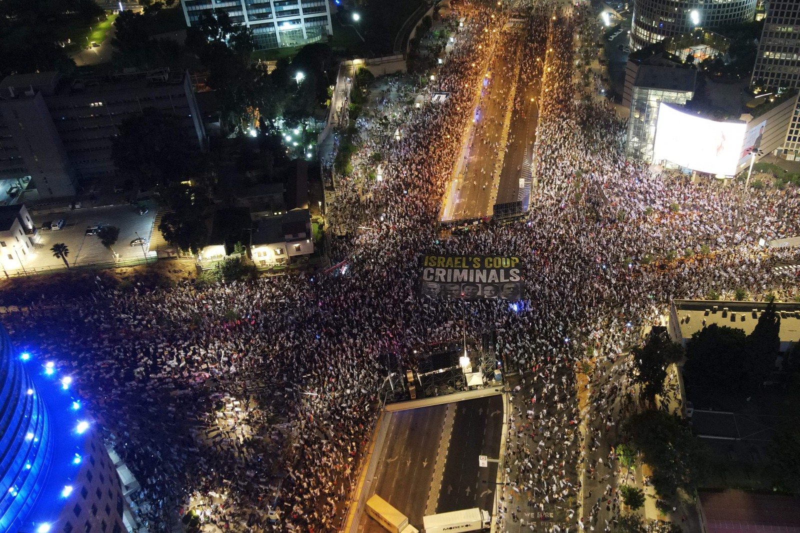 Uma vista aérea mostra um manifestante durante uma manifestação contra o plano de revisão judicial do governo israelense em Tel Aviv — Foto: Jack Guez/AFP
