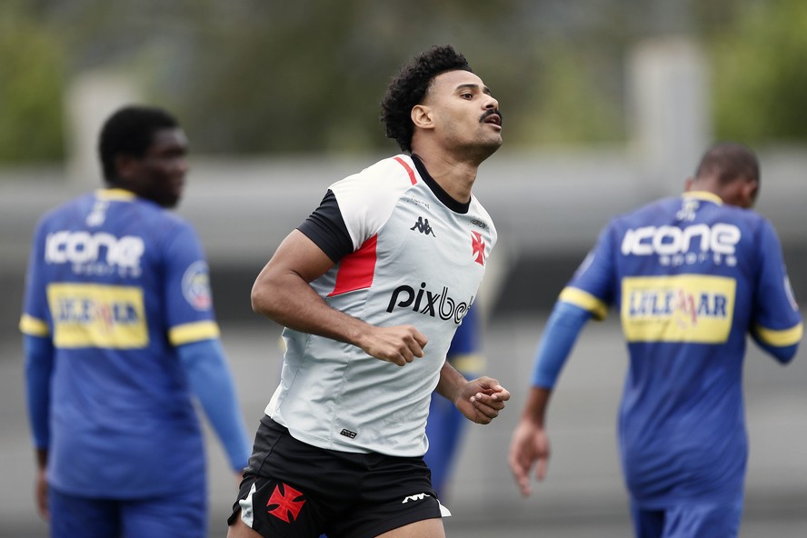 Vasco anuncia saída do lateral-direito Gabriel Dias