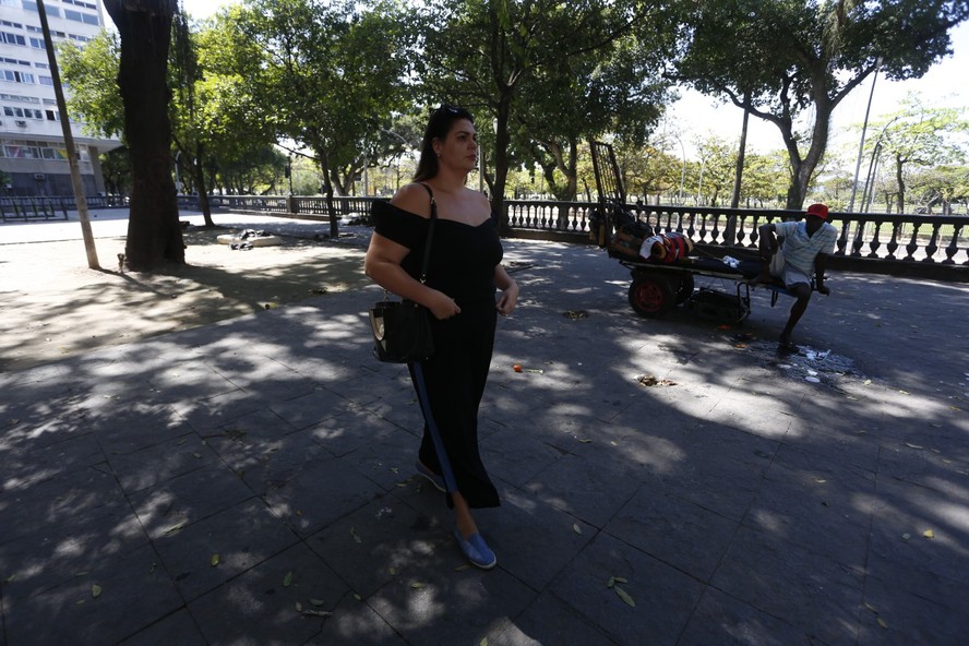 Xiaomi Brasil doa celular para ex-moradora de rua aprovada na