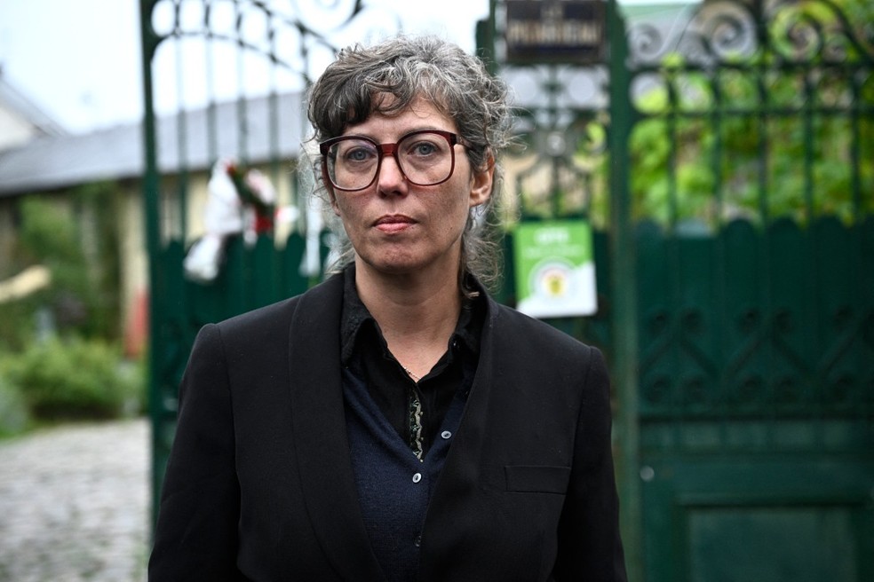 Claudia Squitieri, filha de Claudia Cardinale, na frente da casa da atriz, em Paris — Foto: Julien de Rosa / AFP