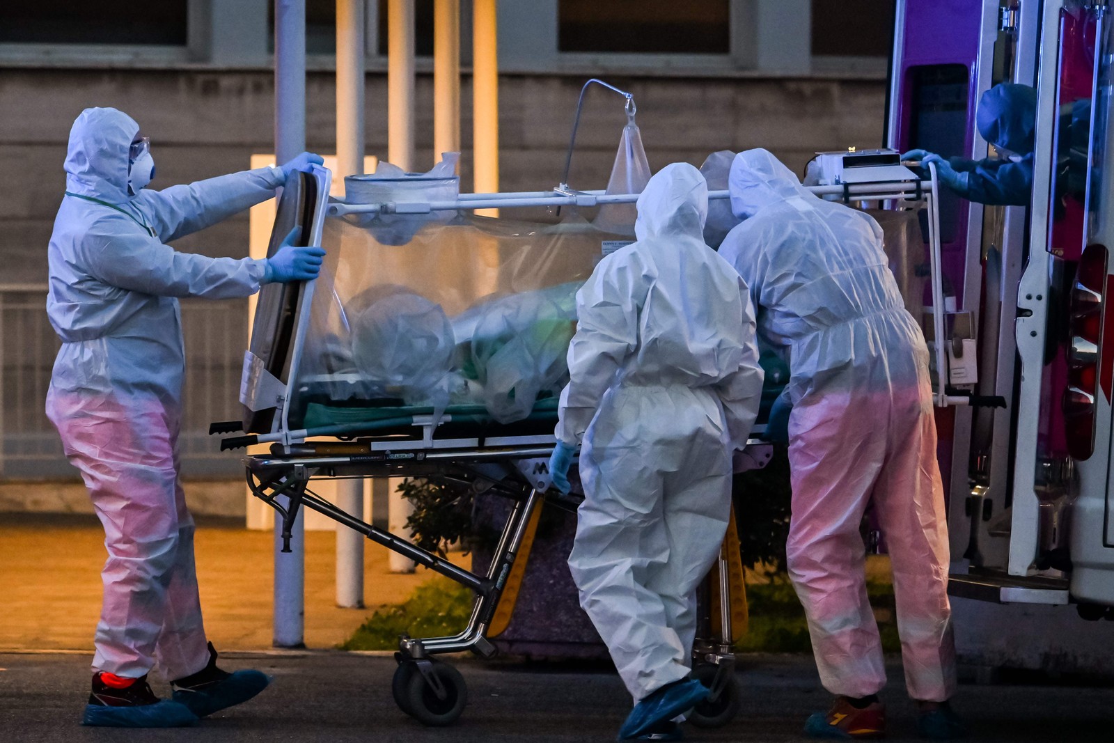 Médicos trabalham em hospital de campanha montado em Roma para atender pacientes da Covid-19 — Foto: Andreas Solaro / AFP