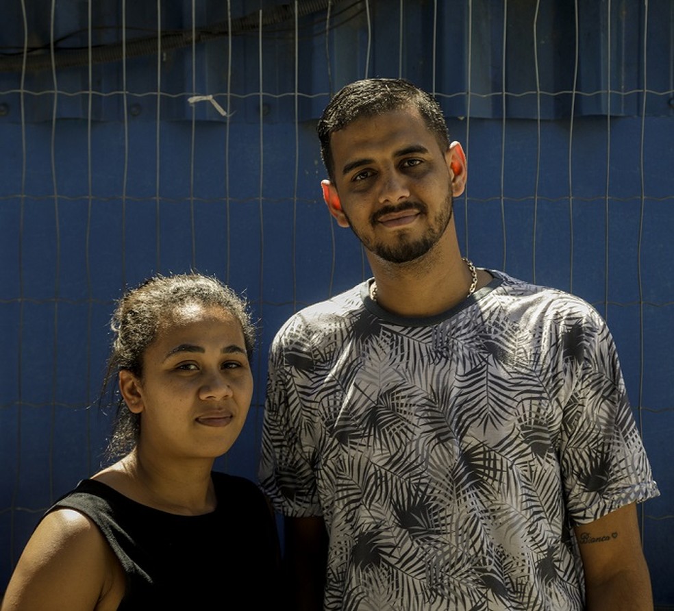 A estudante Bianca gomes com o marido, o vendedor Ricardo Gomes — Foto: Gabriel de Paiva / Agência O Globo