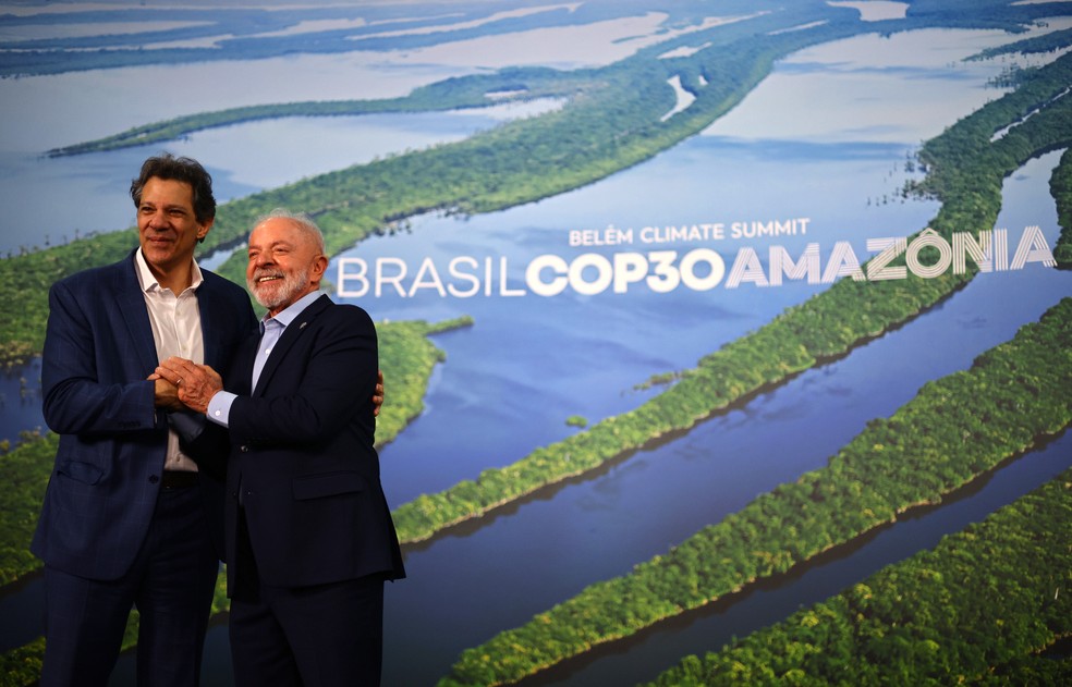 Presidente Lula comprimenta o Ministro da Fazenda, Fernando Haddad, durante a Cúpula do Clima, em Belém — Foto: Ueslei Marcelino/COP30