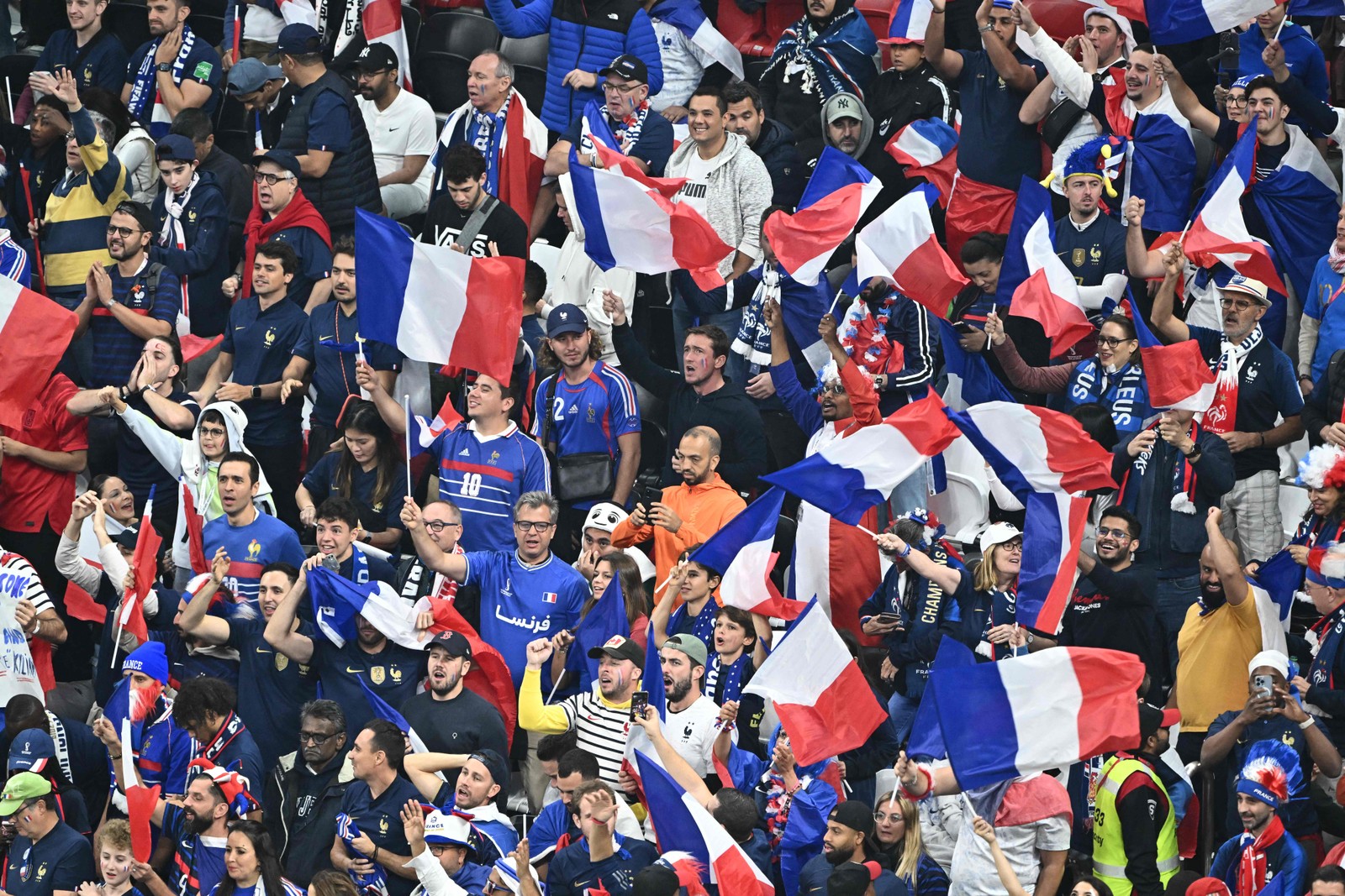 Torcida francesa durante jogo contra Inglaterra pelas quartas — Foto: JEWEL SAMAD/AFP