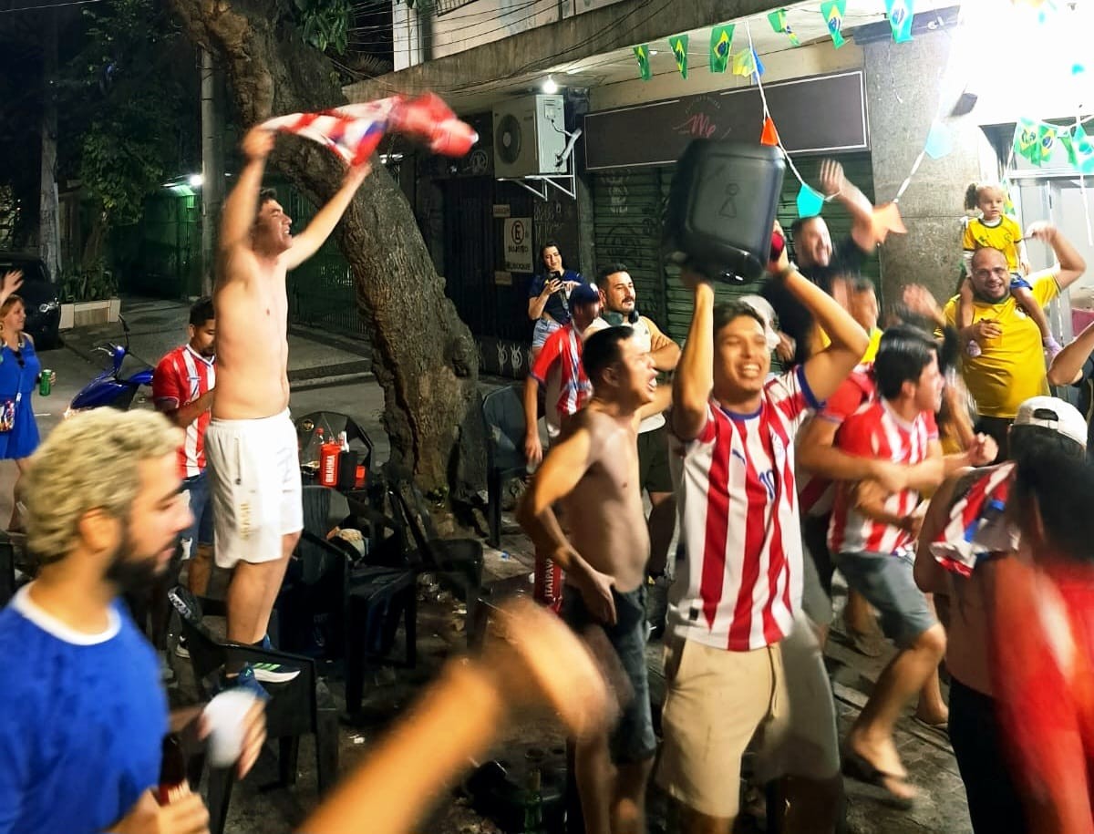 Paraguaios no Rio celebram vitória em bar e desafiam Mbappé
