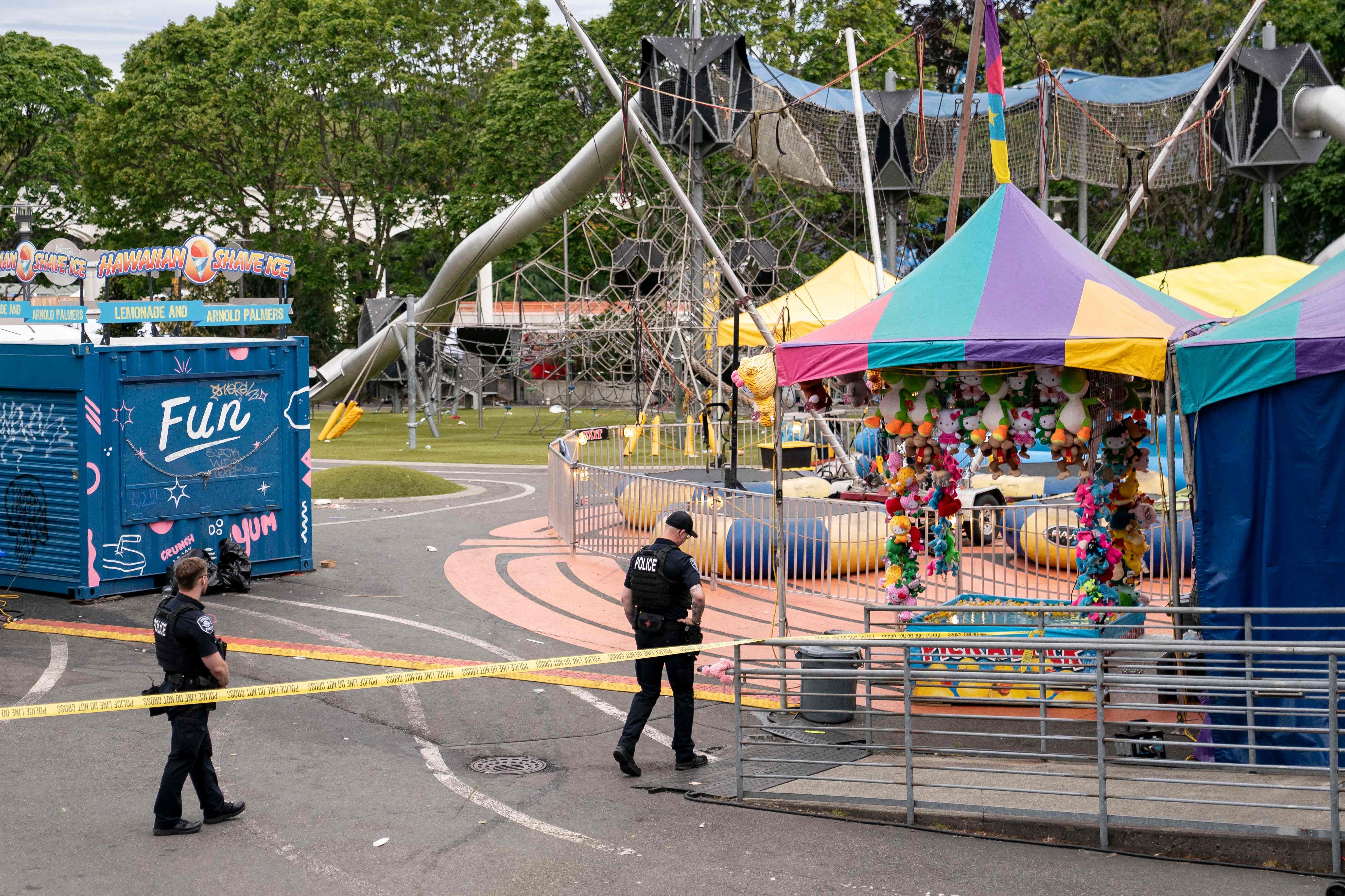 Polícia aponta ao menos três suspeitos e possível ligação com gangues em ataque a tiros em Seattle que deixou três mortos; adolescente é detido