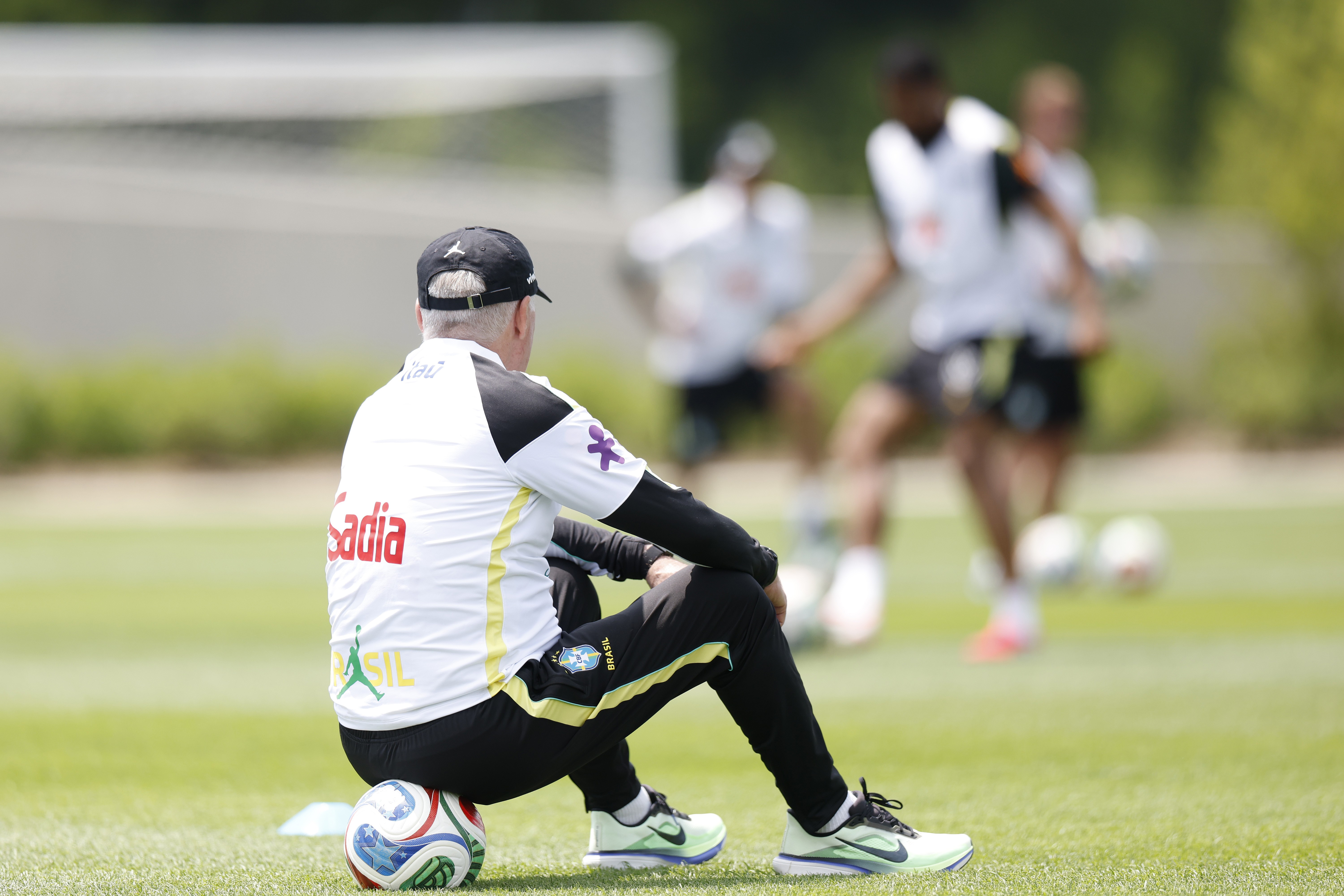Seleção ainda tenta encontrar identidade com mais de um ano de Ancelotti