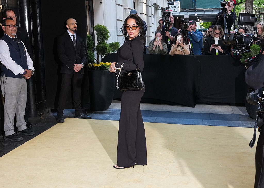 Met Gala: Georgina Rodríguez chega de calça, casaco e terço nas mãos
