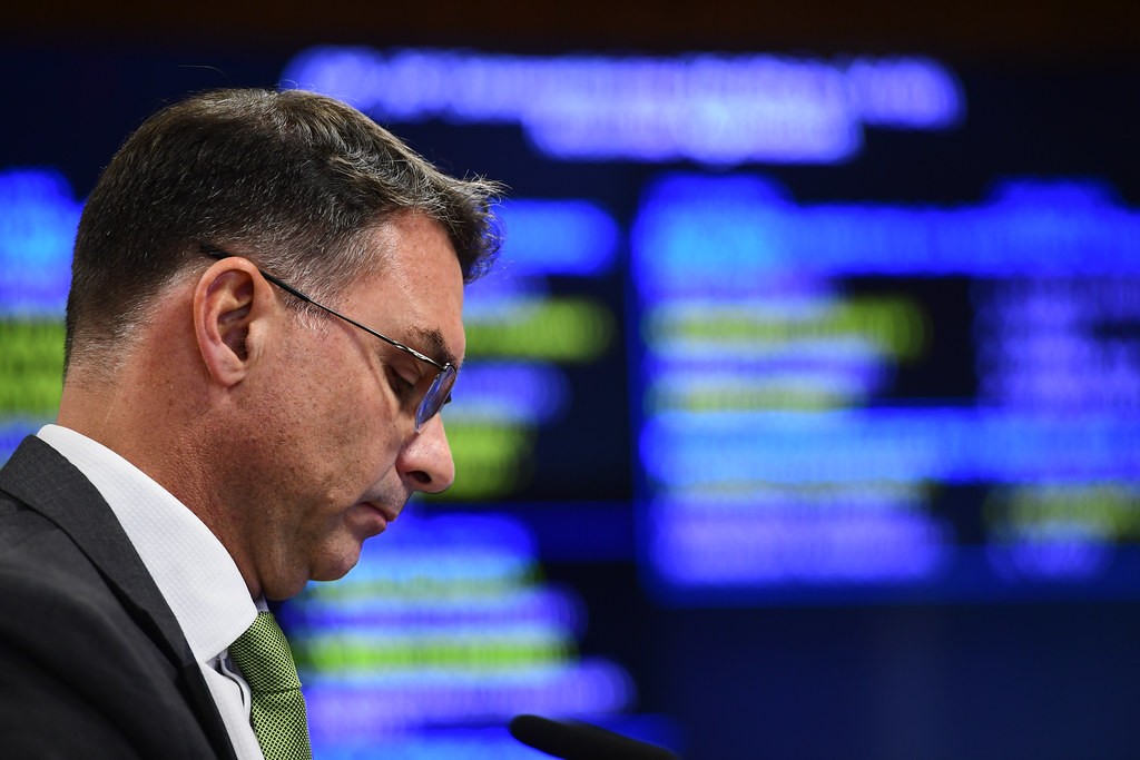 Fl&aacute;vio Bolsonaro critica C&acirc;mara ap&oacute;s cassa&ccedil;&atilde;o de Eduardo e Ramagem: 'Falta bom senso e coragem'