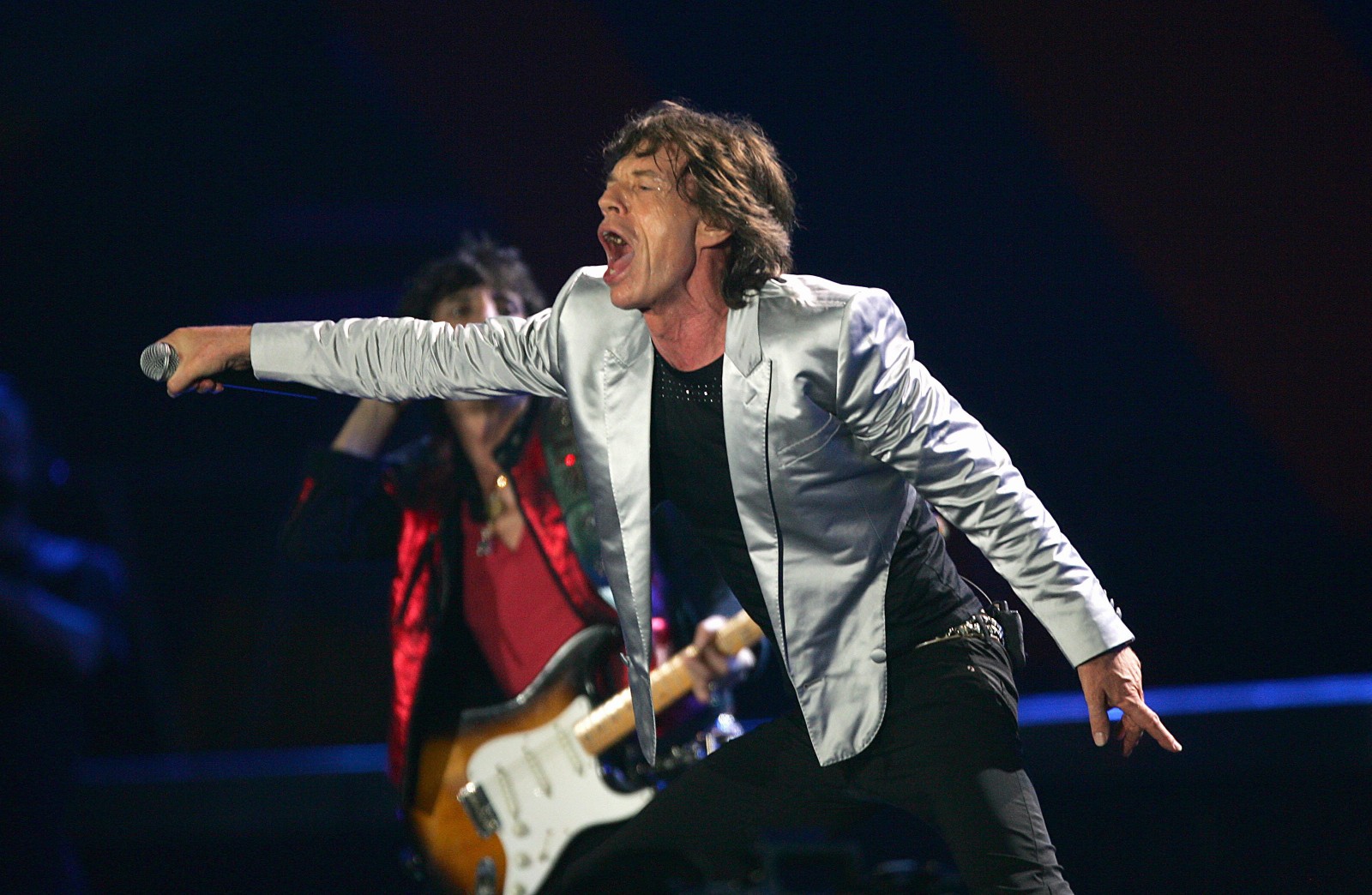 Mick Jagger canta durante o show dos Rolling Stones na Praia de Copacabana, em 2006. — Foto: Ivo Gonzalez