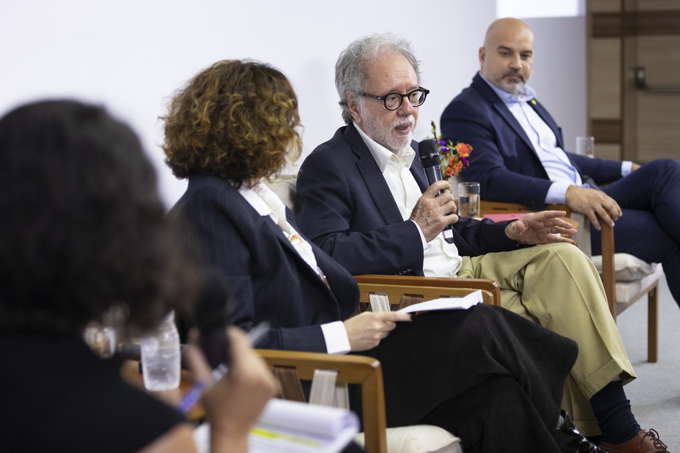 Nivalde de Castro, pesquisador da UFRJ, fala no Diálogos RJ observado por Luciana Costa, diretora do BNDES, e Rafael Simoncelli, diretor da Ocean Winds — Foto: Leo Martins