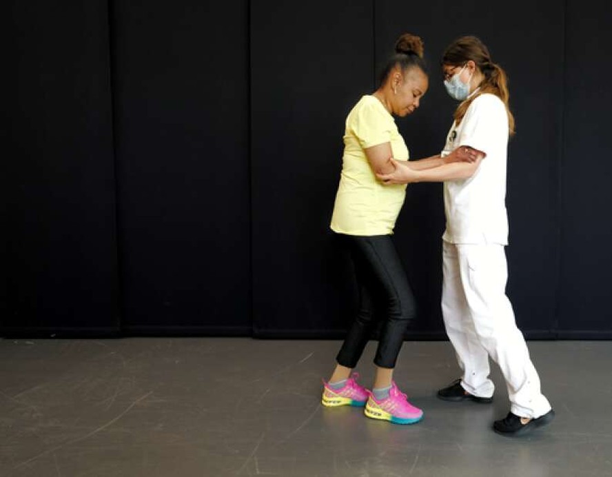Mulher faz fisioterapia para voltar a andar após implante. Reprodução/EPFL/Jimmy Ravier