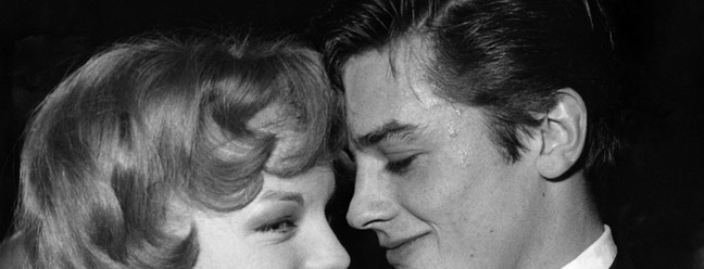 Alain Delon com a atriz austríaca Romy Schneider, em 1959, durante baile em Munique, na Alemanha — Foto: EPU / AFP