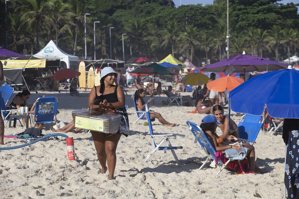 Gisela Gonzalez, de 20 anos, veio passar o carnaval no Rio e decidiu ficar. Hoje vende empanadas nas praias, como sustento — Foto: Domingos Peixoto / Agência O Globo