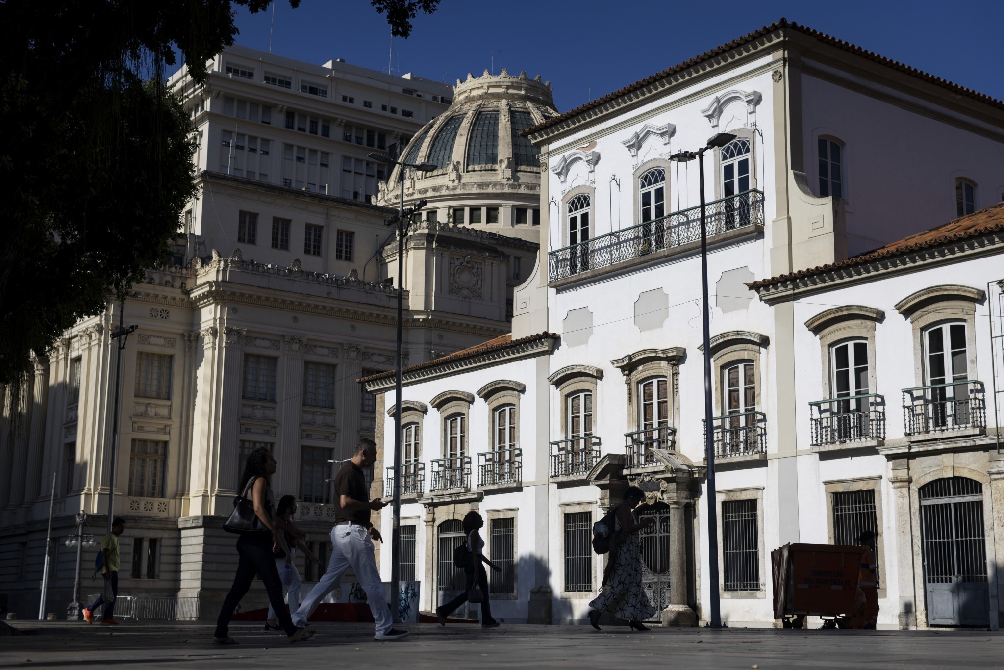 Mais de cem fotógrafos se reúnem na Praça XV para ensaio coletivo - QTU Questões do Universo
