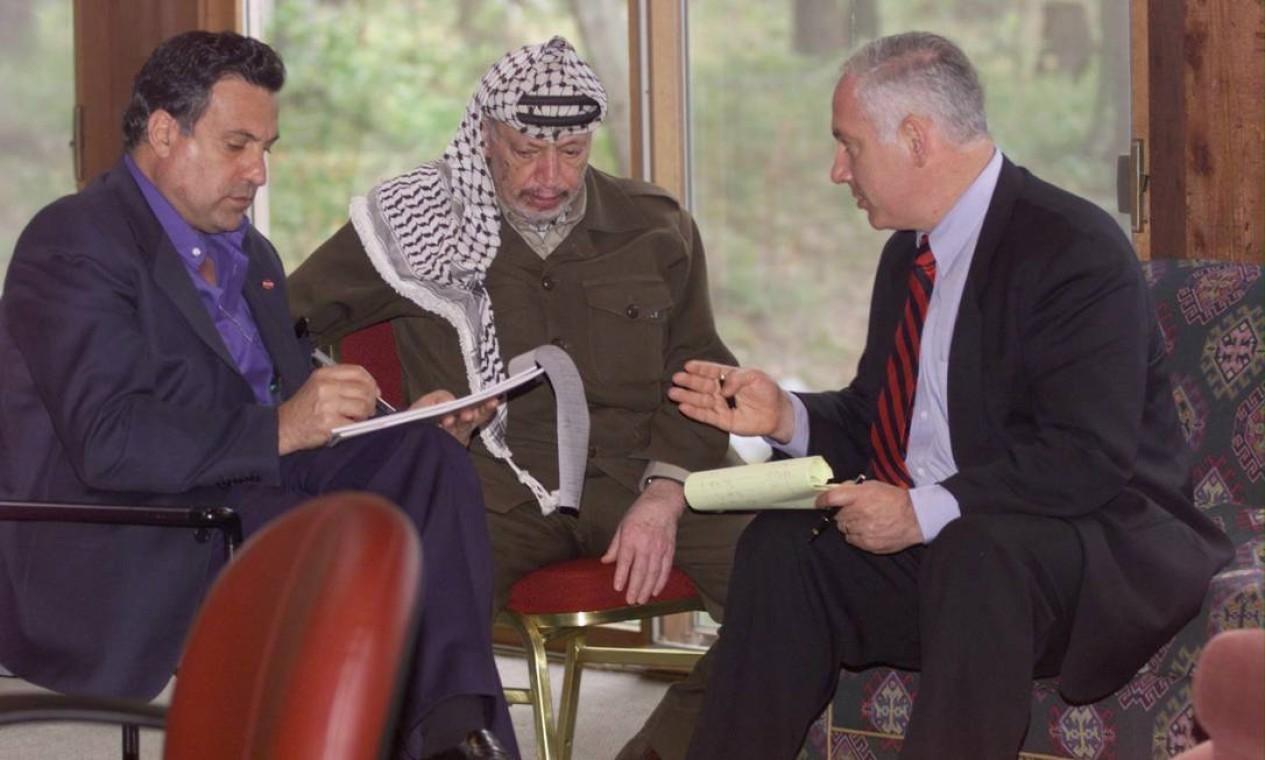 Benjamin Netanyahu se encontra com Yasser Arafat durante as negociações de paz no Oriente Médio, em 1998. — Foto: Foto: Barbara Kinney / AFP