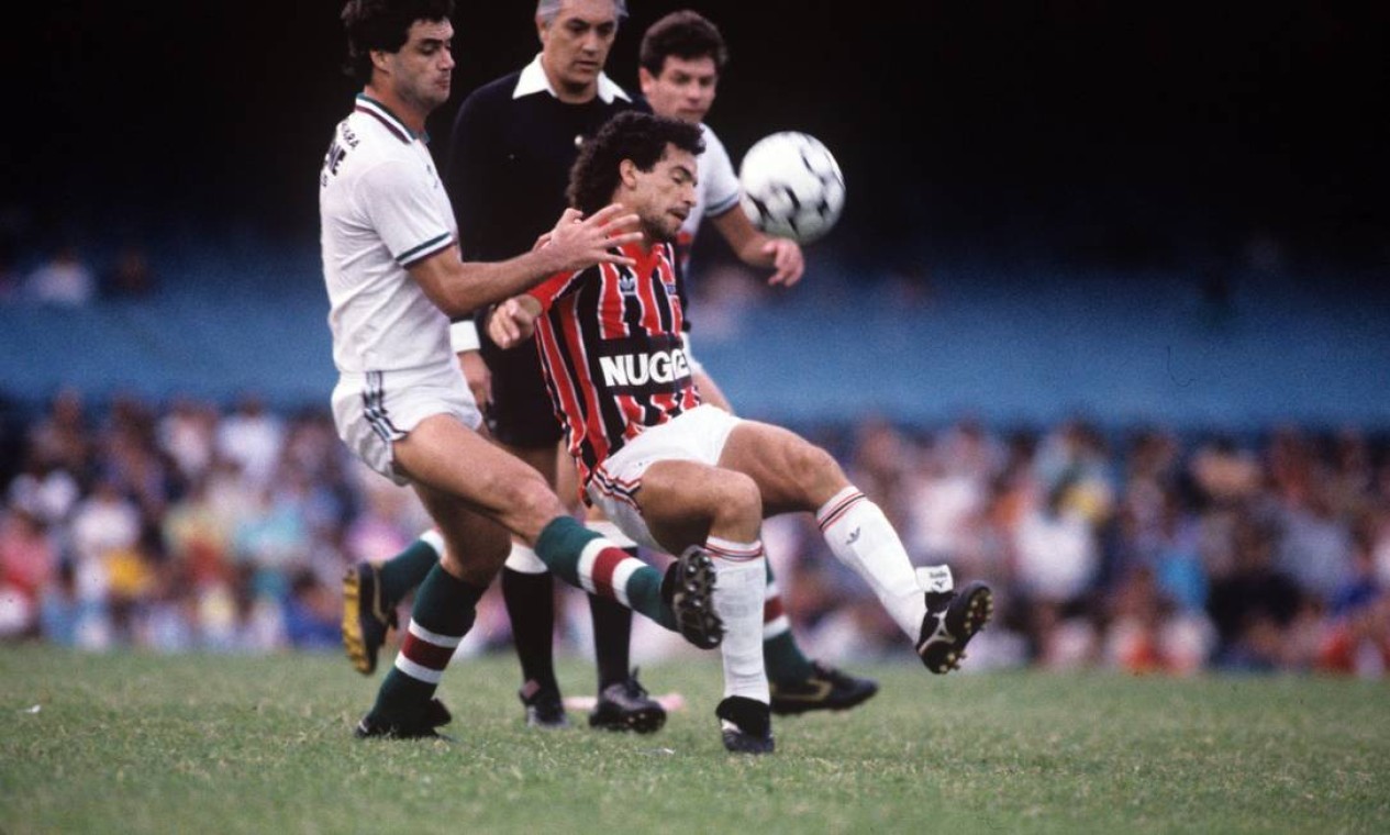 15º - SÃO PAULO (1986) - Careca tenta passar pela marcação de Vica, do Fluminense, no Brasileiro de 1986.  — Foto: Hipólito Pereira/Agência O Globo