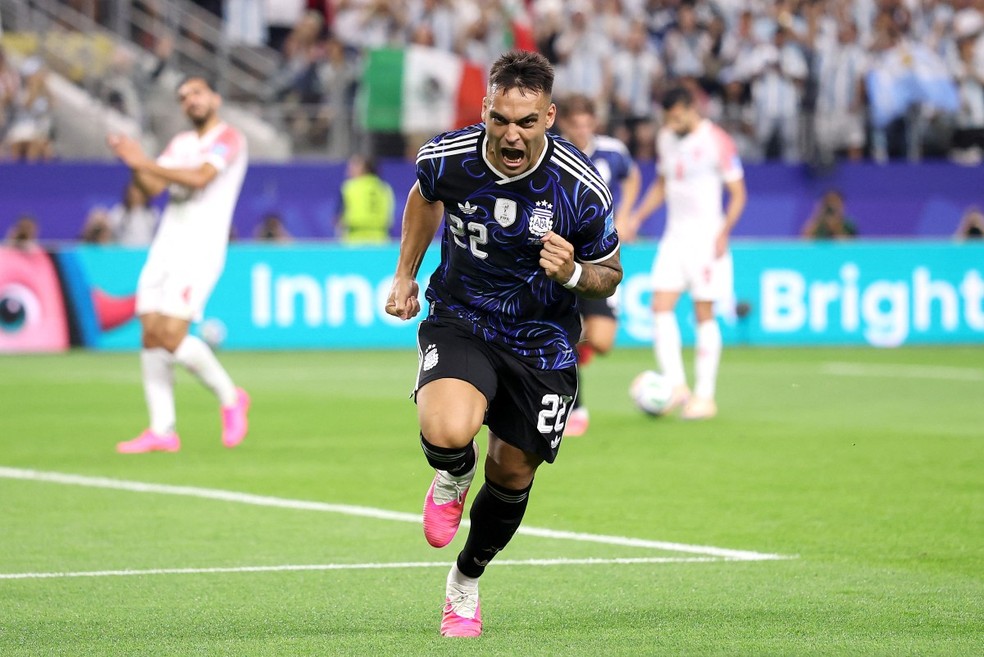 Lautaro Martínez (#22) da Argentina comemora após marcar o segundo gol da equipe durante a partida do Grupo J da Copa do Mundo de 2026 entre Jordânia e Argentina, no Dallas Stadium, em Arlington, Texas, em 27 de junho de 2026 — Foto: Luke Hales / Getty Images América do Norte / Getty Images via AFP