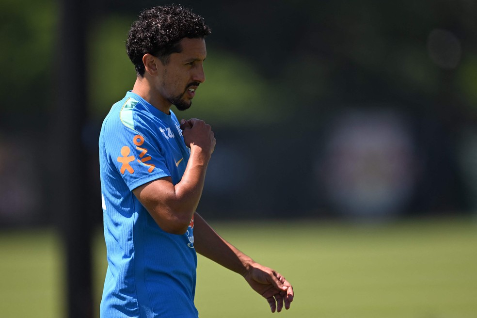 Marquinhos junto com a equipe no treino antes da partida contra a Noruega — Foto: MAURO PIMENTEL / AFP