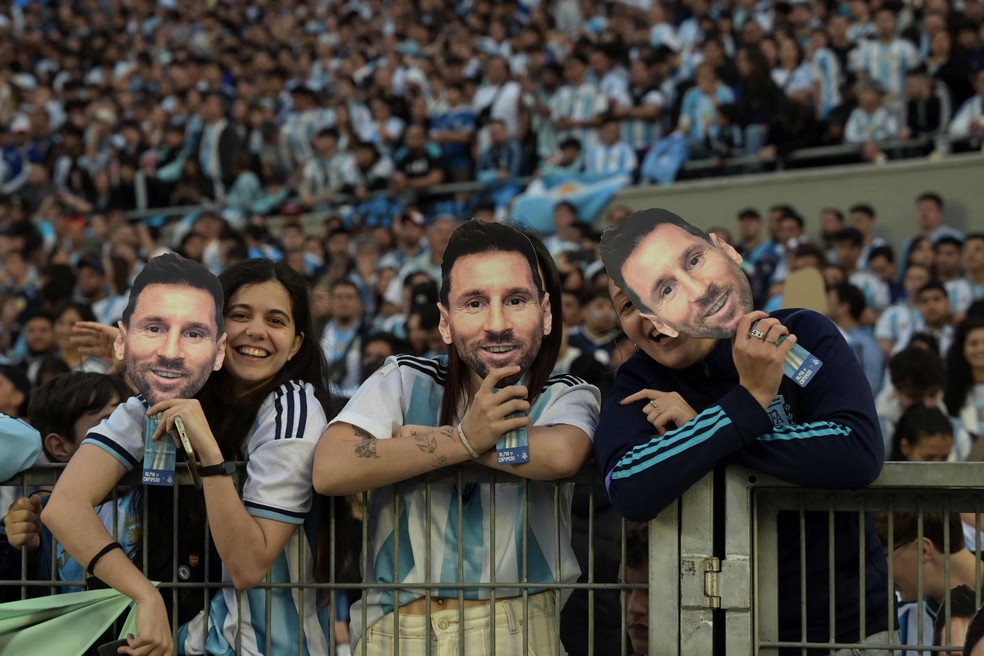 Máscaras de Messi em despedida da seleção argentina — Foto: JUAN MABROMATA / AFP
