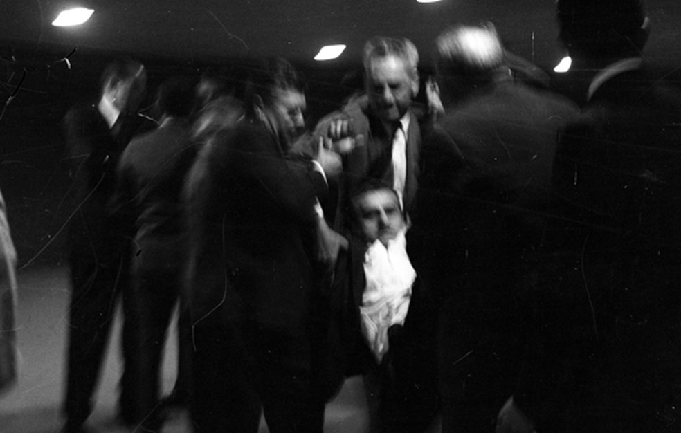 O senador Kairala carregado por levar tiro de Arnon de Melo no Congresso, em 1963 — Foto: Arquivo/Agência O GLOBO