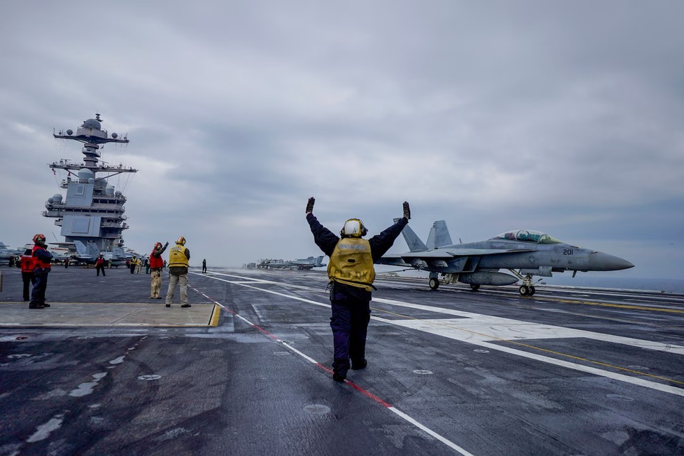 Porta-aviões USS Gerald R. Ford, da Marinha dos EUA, o maior do mundo, no Caribe para apoiar operações de combate ao narcotráfico — Foto: Hakon Mosvold Larsen/AFP