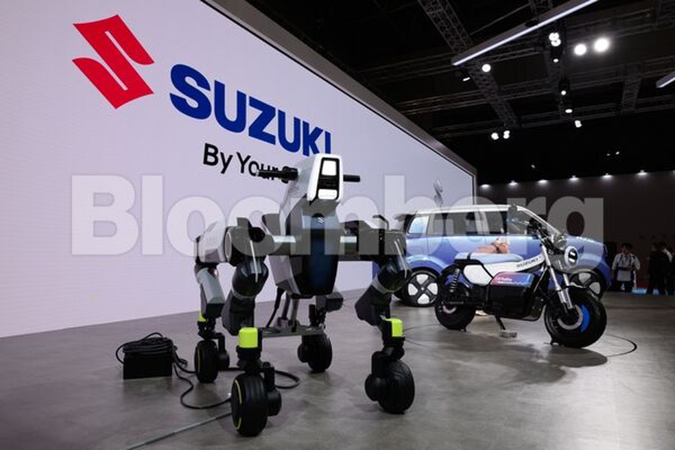 O Suzuki elétrico Moqba 2, mobilidade robótica com 4 pernas; a e-VanVan, conceito de moto elétrica que resgata o estilo retrô da clássica VanVan; e ao fundo, o e-Sky, que antecipa um kei car elétrico destinado à produção em 2026 — Foto: Akio Kon/Bloomberg