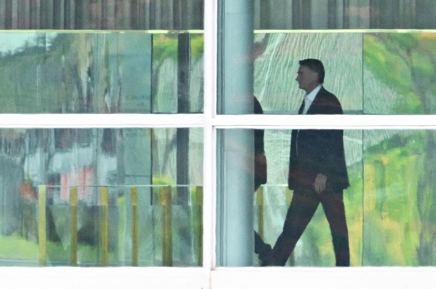 Presidente Jair Bolsonaro caminha no Palácio da Alvorada