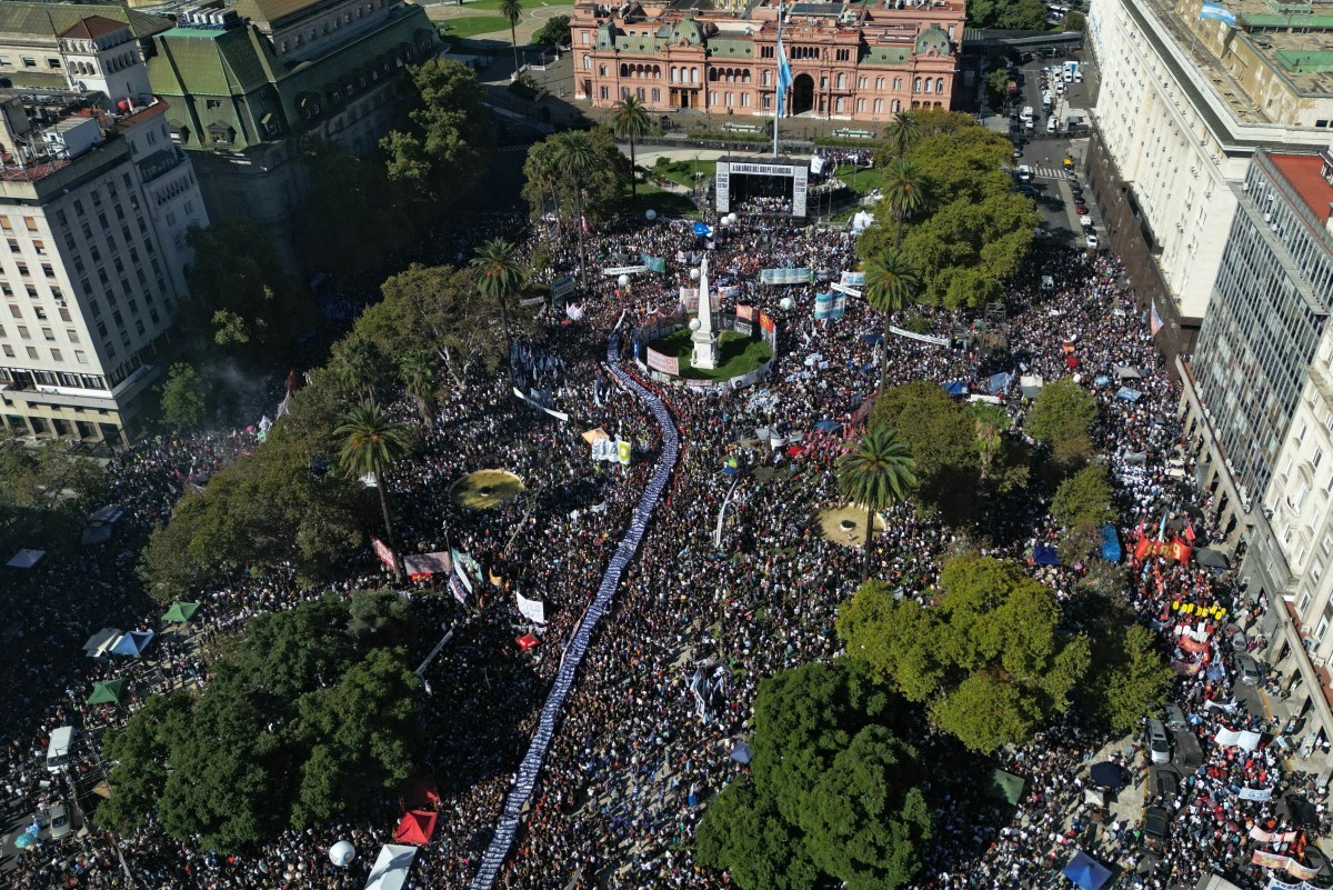 Milhares de pessoas marcham contra o esquecimento 50 anos após o golpe que instaurou a ditadura na Argentina; veja fotos