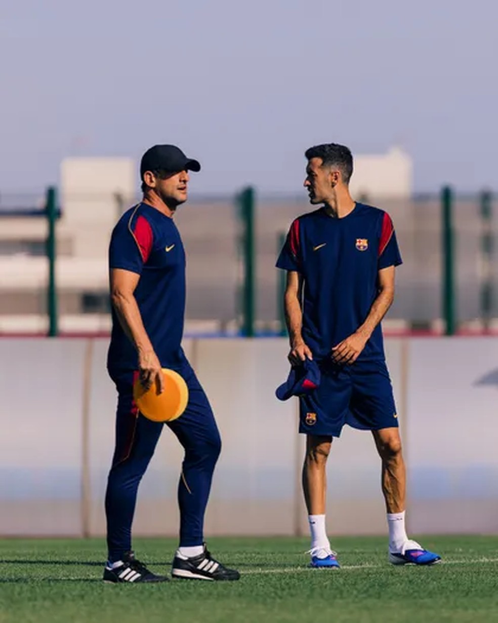 Busquets e Belletti no treino do Barcelona B — Foto: Judit Cartiel - FC Barcelona