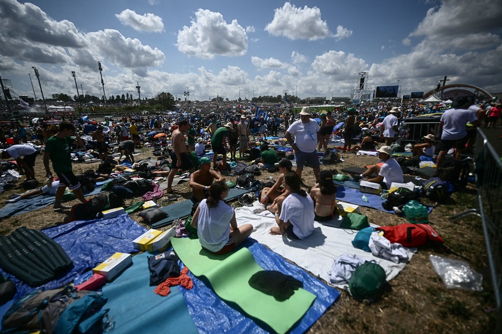 Jovens se reúnem em Roma à espera do Papa — Foto: Divulgação/AFP