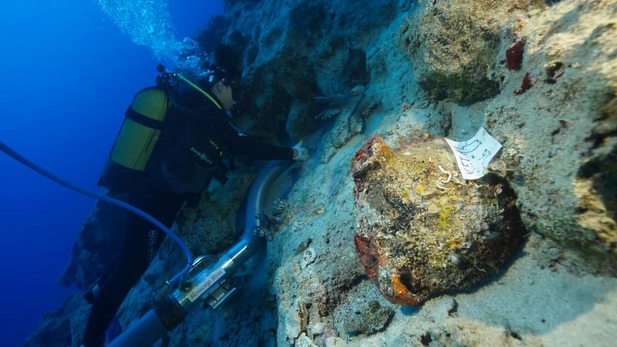 Arqueólogos subaquáticos encontram artefatos antigos de um naufrágio datado de aproximadamente 4.700 anos atrás, perto da Ilha de Kekova, em Antalya, no sul da Turquia.