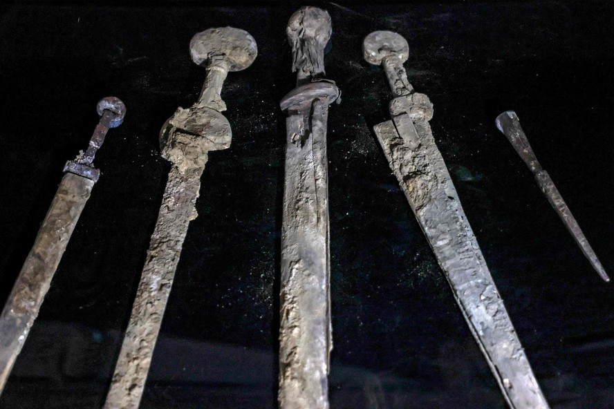 Espadas de 1,9 mil anos foram encontradas em caverna de Israel