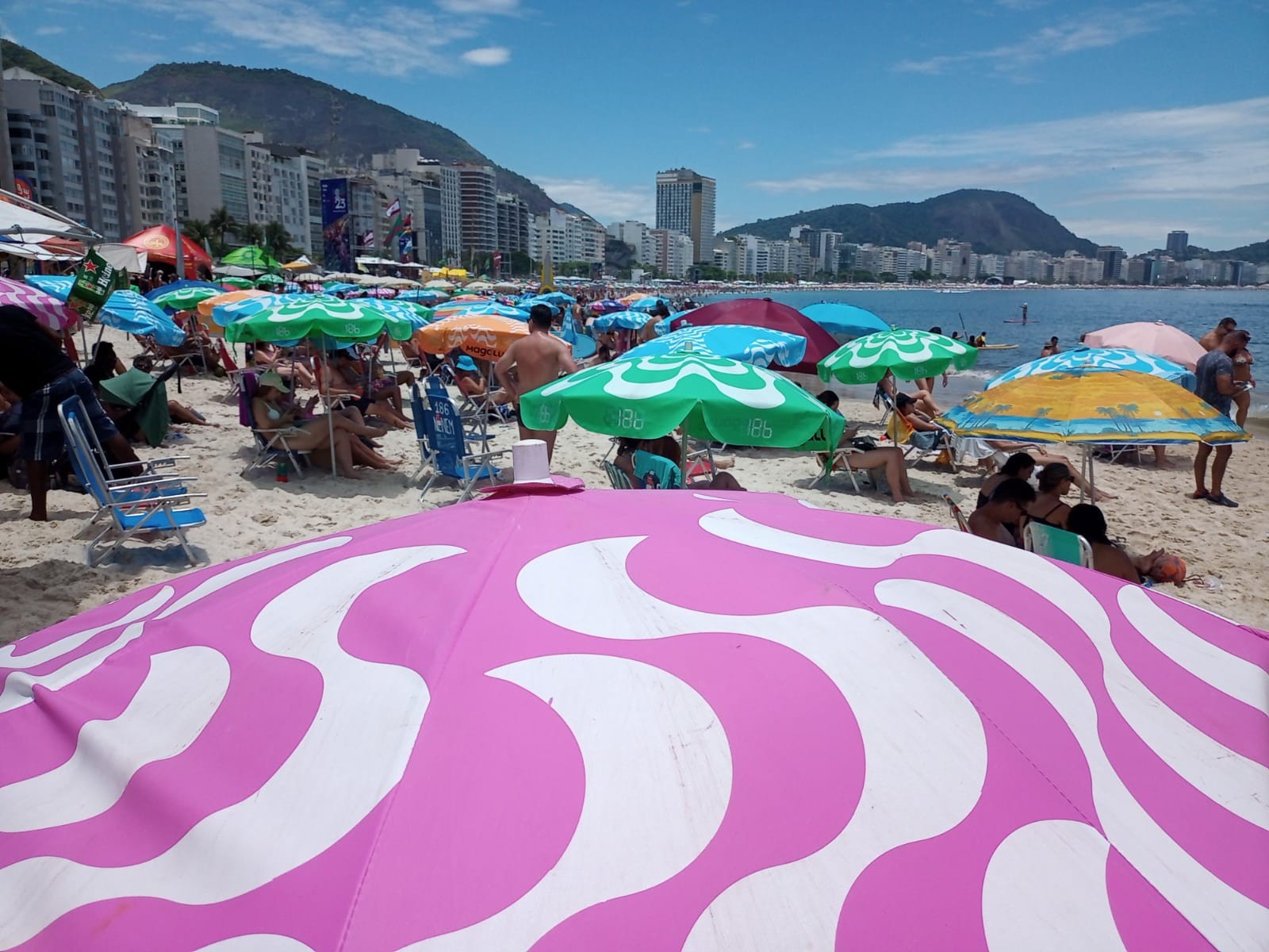 Sol garante praia cheia no último dia de 2022 e Copacabana se prepara para a noite da virada do ano — Foto: Custódia Coimbra/Agência O Globo