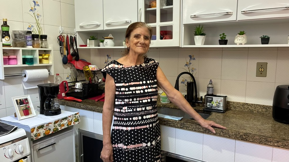 Rute Moreira, de 76 anos, ainda trabalha para fazer renda extra e complementar a aposentadoria — Foto: Acervo pessoal