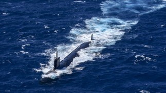 Submarino a propulsão nuclear americano durante exercícios perto da costa de Cartagena, na Colômbia — Foto: AFP