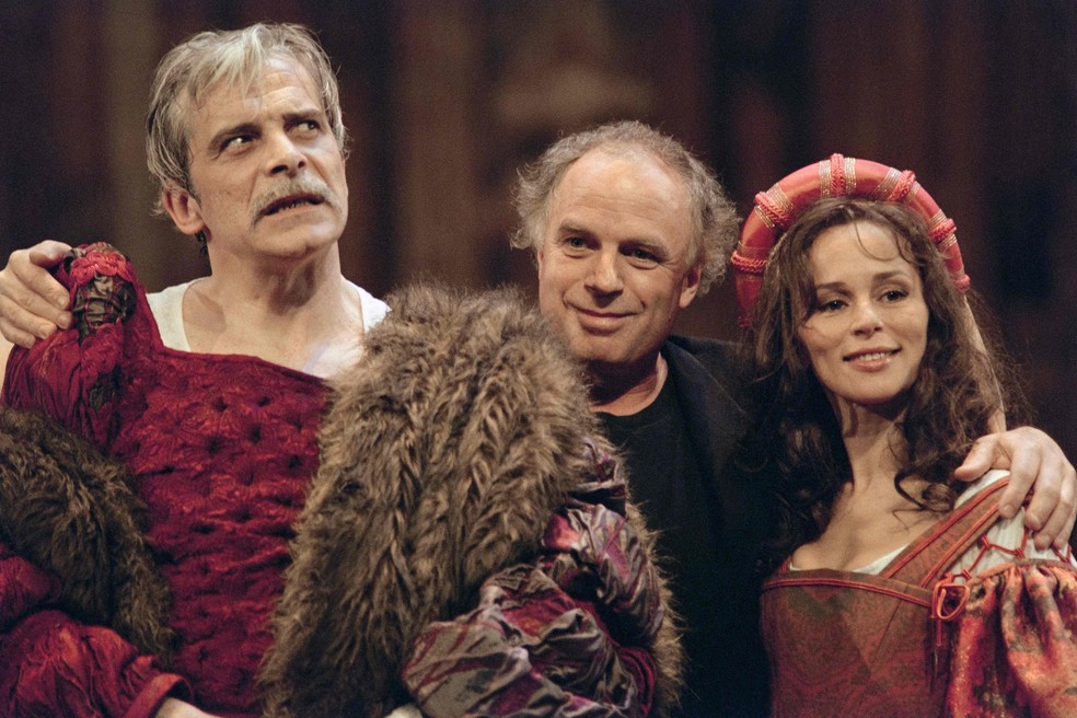 Christine Boisson com o ator francês Jacques Weber e o diretor Jerome Savary, nos bastidores de uma montagem da peça "A Megera Domada", de William Shakespeare, em 1993 — Foto: Pierre VERDY / AFP