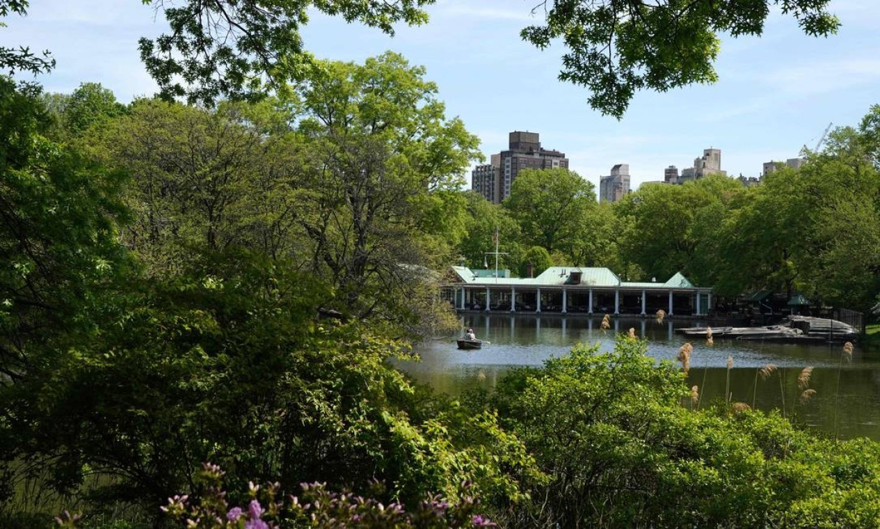 Central Park, em Nova York, durante a primavera. O local é um oásia de tranquilidade no ambiente urbano da cidade e um dos pontos turísticos mais visitados da Big Apple — Foto: TIMOTHY A. CLARY / AFP