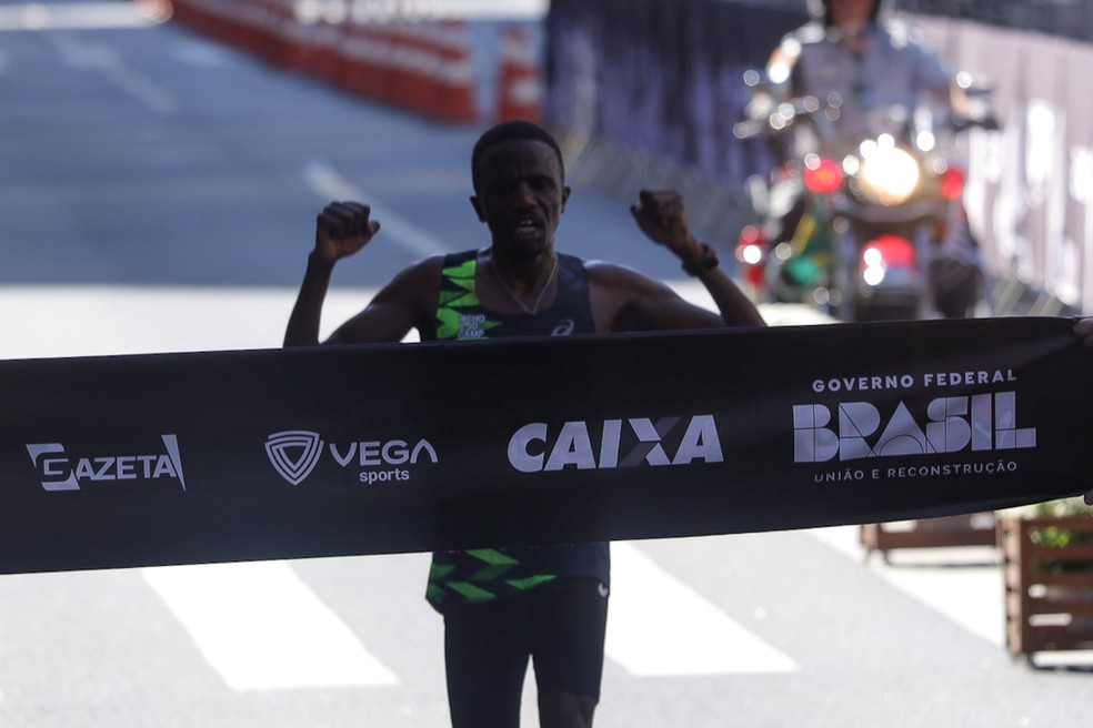 O atleta do Qu&ecirc;nia, Wilson Too, vencedor da Corrida de S&atilde;o Silvestre 2024, nesta ter&ccedil;a-feira (31) &mdash; Foto: Gabriel Silva/Ato Press/Ag&ecirc;ncia O Globo