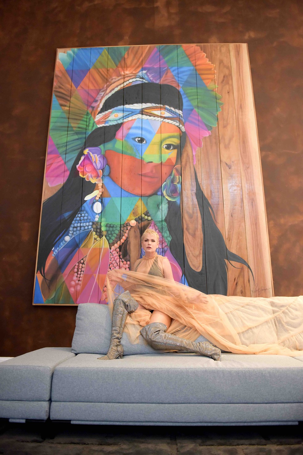 Para a sala, a artista Rose Samara criou um quadro de uma índia, e o sofá vegano é da Plenitude Design — Foto: Reprodução/Redes sociais