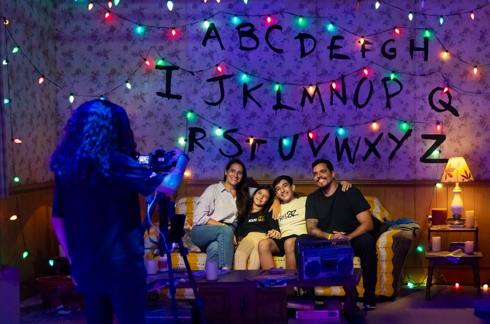 Lorene, Maria Flor, Gabriel e Gabriel: a família Souto é fã de "Stranger things" e se aventurou na experiência imersiva — Foto: Leo Martins/Agência O Globo