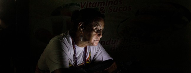 Lojistas ficaram no escuro no terminal Menezes Cortes, Centro do Rio — Foto: Brenno Carvalho/AFP