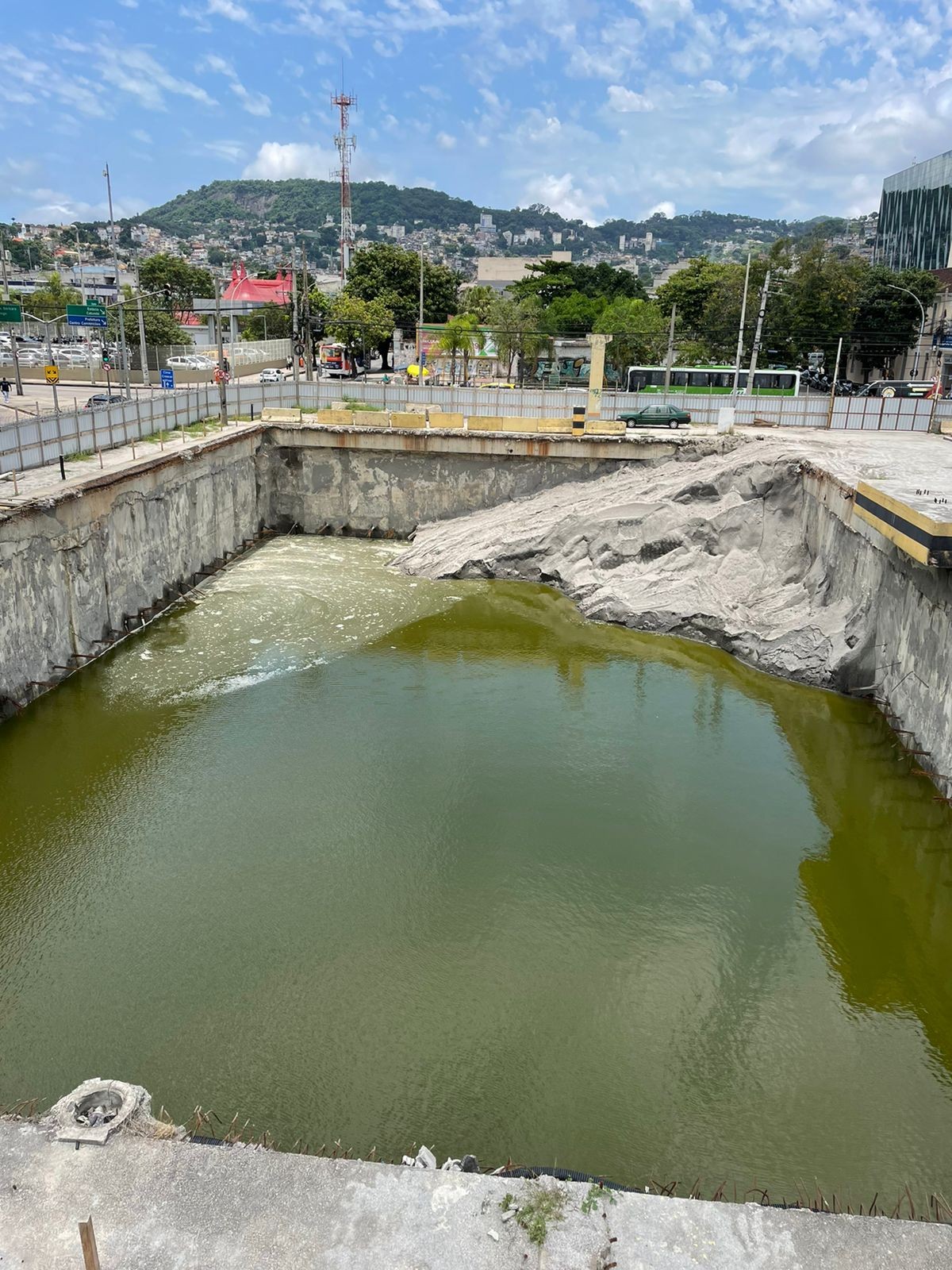 Obra parada da Grande Loja Maçônica do Rio é criadouro de rato e mosquito