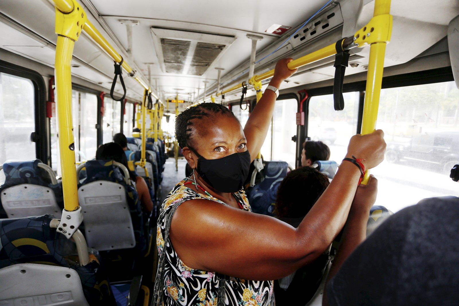 A cuidadora de idosos Iraci Cardeal, 58 anos, enfrenta uma das viagens de ônibus mais extensas da cidade do Rio: Cesarão x Santa Cruz  — Foto: Fabiano Rocha