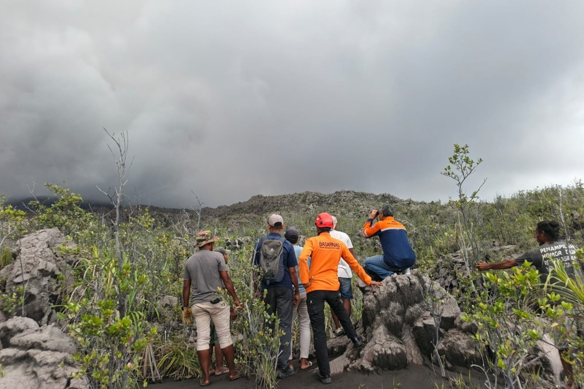 Sob risco de nova erupção, equipes retomam busca por corpos de excursionistas mortos em vulcão ativo na Indonésia
