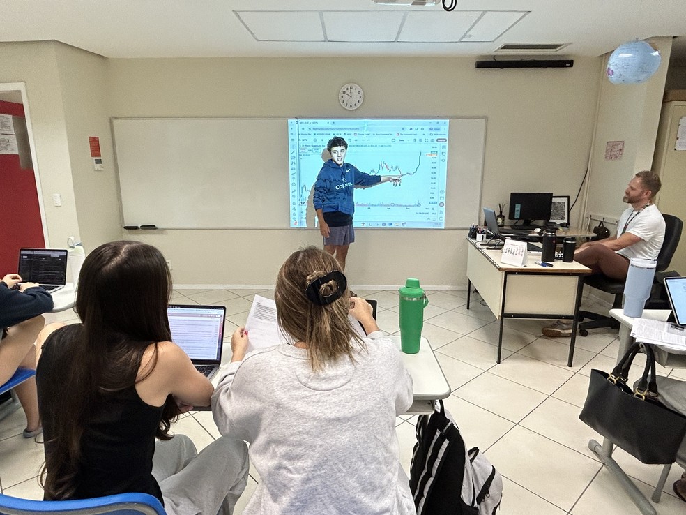 Finance Club, um dos clubes da Escola Americana na Barra: discussões sobre mercado e ações — Foto: Divulgação