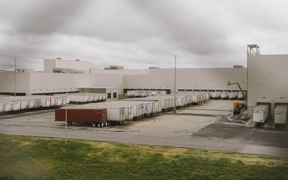 Fileiras de reboques em uma doca de carga na fábrica da BMW em Greer, na Carolina do Sul — Foto: Will Crooks/The New York Times