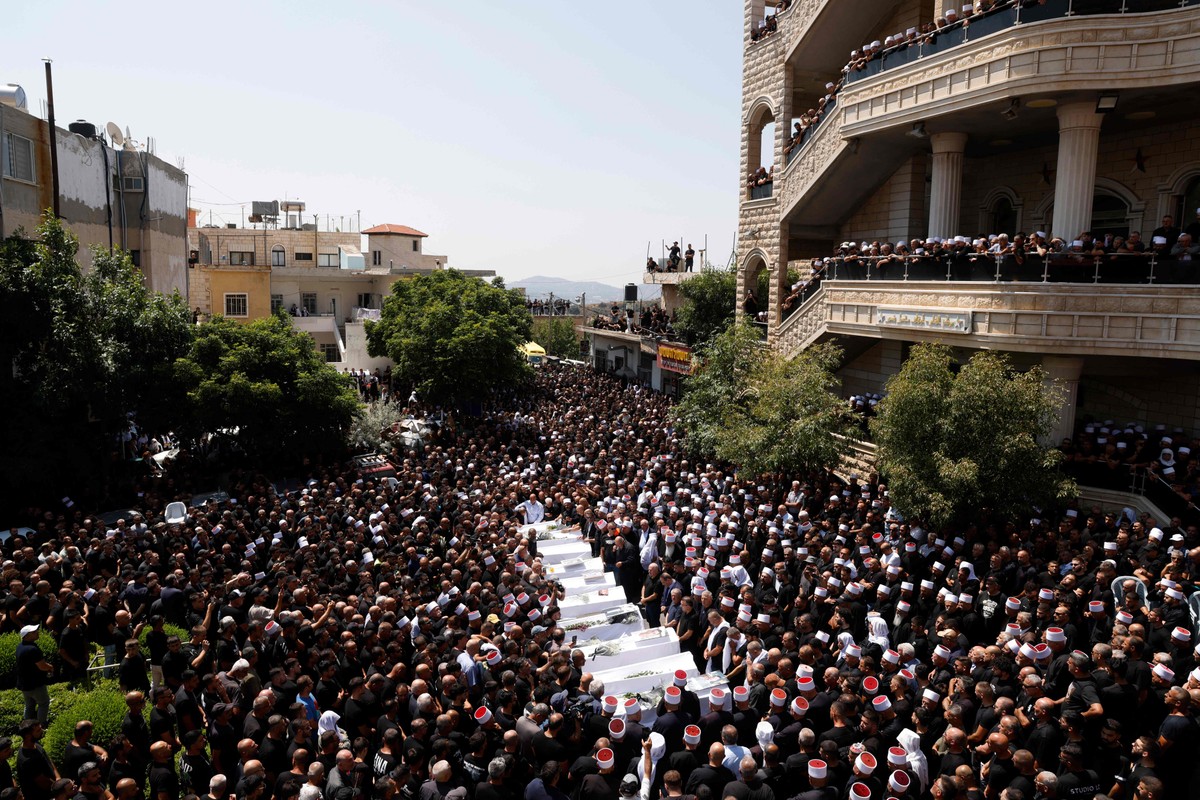 Israel lança ataques contra o Líbano após morte de 12 jovens nas Colinas de Golã; Irã adverte contra 'aventura'